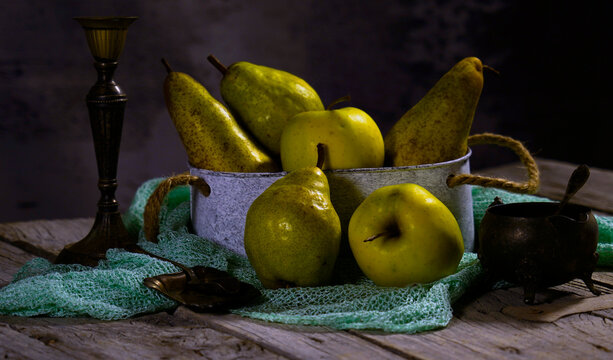 Natura morta con frutti e foglie autunnali.