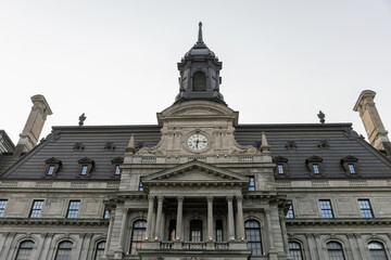 Obraz premium Montreal City Hall clock tower and mansard roof