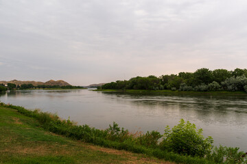 Fototapeta premium Missouri Riverbank Near Fort Benton Lined With Trees and Summer Greenery