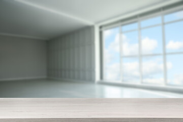 Obraz premium Empty wooden table in room, selective focus. Space for design
