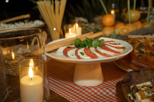 Bandeja con trozos de salm&oacute;n, quesos y albhaca