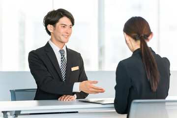 Counseling female customers, businesswomen, businessmen having meetings (consultation, advice, worries)