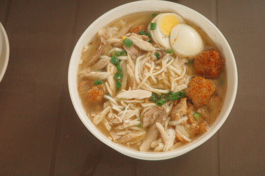 Filipino food, batchoy, noodle soup, pork soup, Asian cuisine, traditional food, comfort food, Philippines, savory soup, street food, authentic Filipino dish.