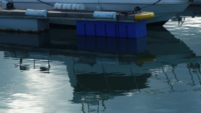 The yacht is anchored in the harbor.요트가 항구에 정박하고 있습니다.