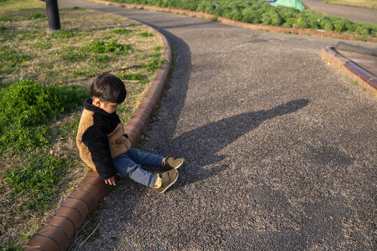 公園で拗ねる子供