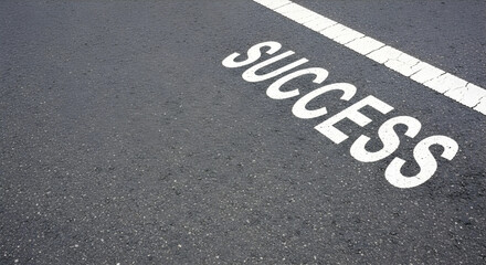 右上の停止線とSUCCESSの文字。左側と下部に広い余白があるアスファルト道路背景。ビジネスの開始。