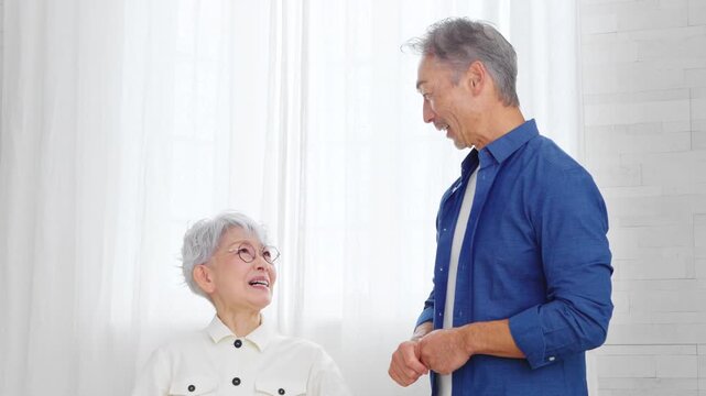 並んで立っている女性と男性　ライフスタイルイメージ	
