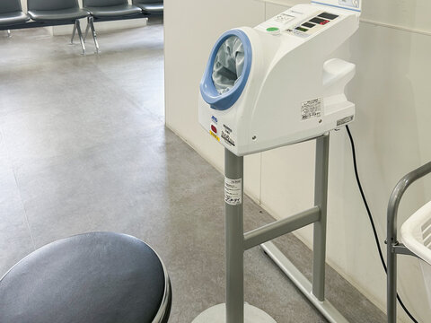 合病院の廊下に設置されている全自動血圧計	
