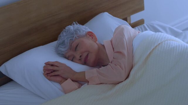 ベッドで眠るシニア女性　ライフスタイルイメージ	
