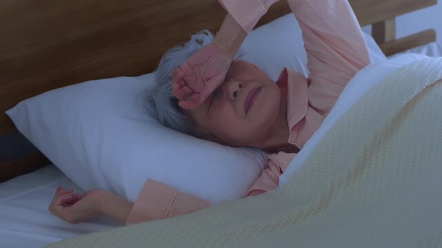 ベッドで眠るシニア女性　ライフスタイルイメージ	

