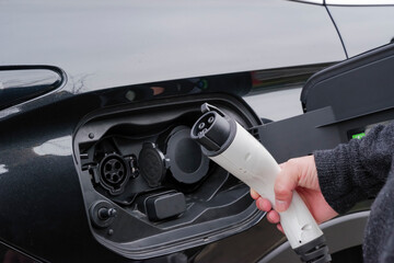 EV充電プラグを接続するドライバーの手元