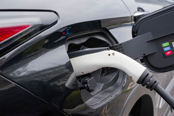 電気自動車を充電するEV充電プラグ