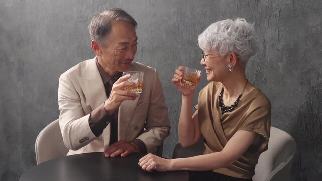 ブランデーを飲むシニア男女　ライフスタイルイメージ	
