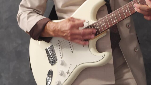 ギターを弾くシニア男性　ライフスタイルイメージ