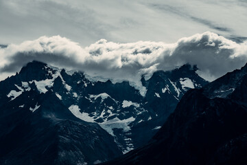 Obraz premium Mountains in Patagonia with clouds covering peaks during early morning hours