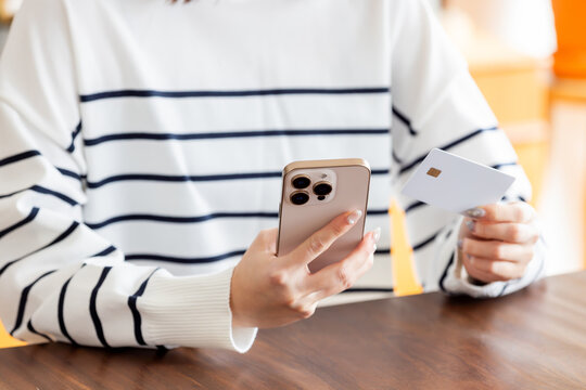 女性　クレジットカード　ネット通販