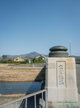 京都、出雲路橋と鴨川、比叡山が見える風景