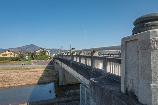 京都、出雲路橋と鴨川、比叡山が見える風景