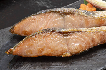 新鮮な鮭の塩焼き 網焼き 秋鮭の切り身 和食の朝食イメージ 