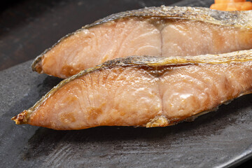 新鮮な鮭の塩焼き 網焼き 秋鮭の切り身 和食の朝食イメージ 