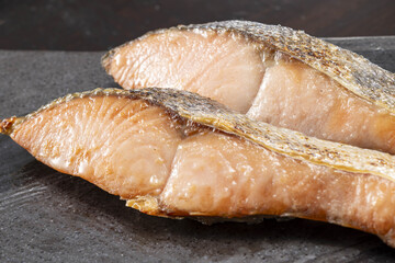 新鮮な鮭の塩焼き 網焼き 秋鮭の切り身 和食の朝食イメージ 