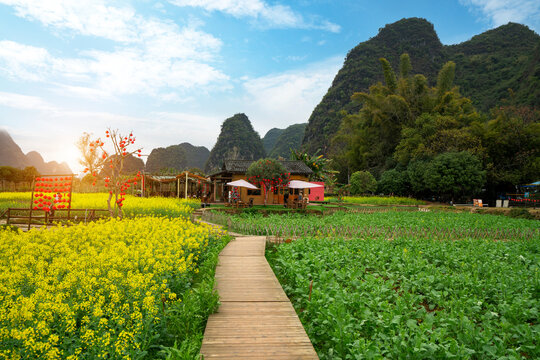 There are karst landforms, mountains, and pastoral scenery in Yangshuo, Guilin, China
