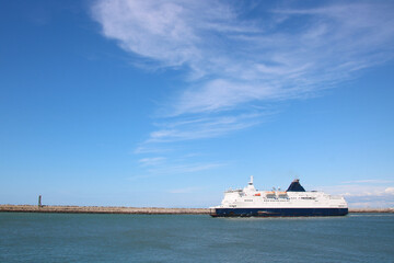 Obraz premium ferry sur la Manche entre la France et l'Angleterre à calais, transport, bateau, passagers