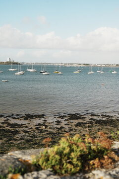 Petits bateaux dans le rade de Port-Louis dans le Morbihan en Bretagne, France