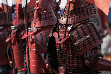 朱色の鎧を着た人物