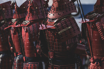 朱色の鎧を着た人物