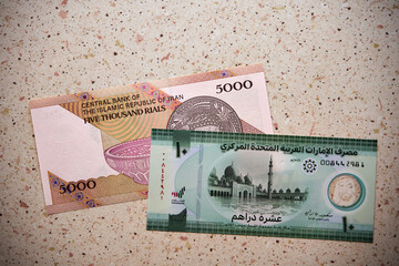 Dirham Zjednoczonych Emiratów Arabskich i rial irański, banknoty © Marcin Łazarczyk