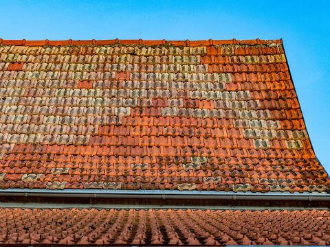 Altes mit ausgetauschten Ziegeln