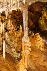 formations rocheuses calcaires, incluant des stalactites, stalagmites et des colonnes de calcite dans le gouffre g&eacute;ant de Cabrespine