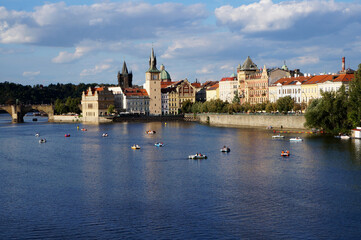 Obraz premium Panoramic view of Prague cityscape with the Vltava river and historical architecture