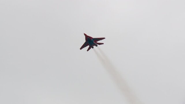 The Strizhi aerobatic team performs aerobatic maneuvers on MiG-29s against the backdrop of a gray autumn sky