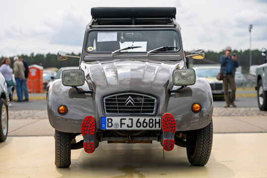 LINTHE, GERMANY - JUNE 08, 2025: Economy car Citroen 2CV. Die Oldtimer Show.