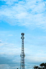 Obraz premium a telecommunications tower that stands out against the backdrop of a clear, blue afternoon sky.