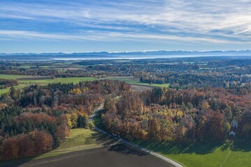 Ausblick auf das herbstliche Alpenvorland bei Eresing nahe des Ammersee in Oberbayern