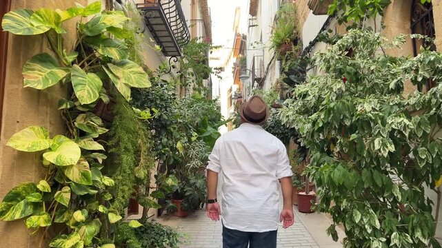 Seguimiento a hombre por calle con macetas Costa Blanca