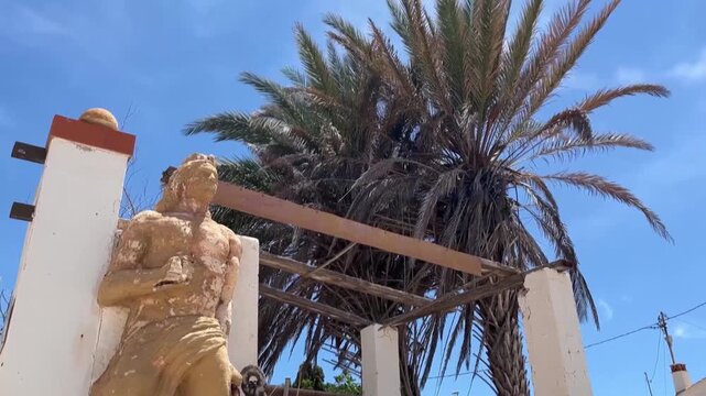 Estatua de Poseid&oacute;n y ancla en paseo mar&iacute;timo Calpe Costa Blanca