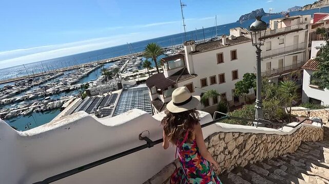 Mujer bajando escaleras en Moraira Costa Blanca