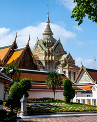 Obraz premium A portrait shot of the elaborate scripture hall at Wat Pho in Bangkok under a blue sky