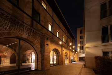 Ciekawy zaułek, uliczka w odrestaurowanym kompleksie