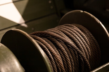 Mocna, metalowa lina nawinięta na rolkę © Magdalena