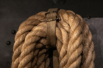 Gruby, pleciony sznur w kolorze beżowym © Magdalena
