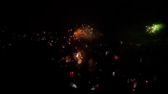 On New Year's Eve in southern Anhui, thousands of households were illuminated by lights and fireworks exploded in the sky