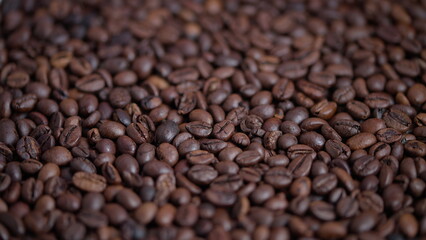 Fototapeta premium Rich roasted beans detailed image, Close shot of dark roasted coffee beans, Highresolution image showcasing roasted coffee beans with subtle oil sheen and soft background