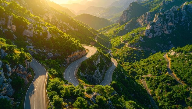 Carretera sinuosa atravesando un paisaje monta&ntilde;oso vista desde el aire. Curvas serpenteantes entre monta&ntilde;as verdes y acantilados con luz c&aacute;lida de atardecer, ideal para conceptos de viaje, aventura y 