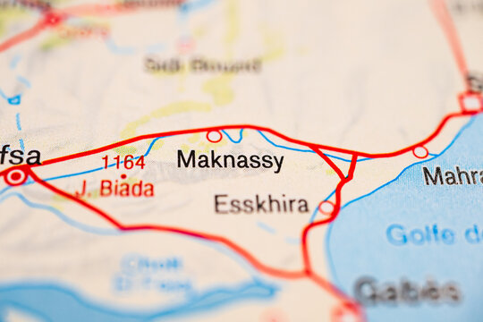 Macro road map showing Maknassy and Esskhira in southern Tunisia.