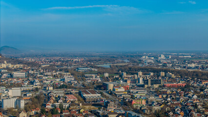 Obraz premium Blick auf die Stadt von einem Hügel an einem klaren Tag im Frühling